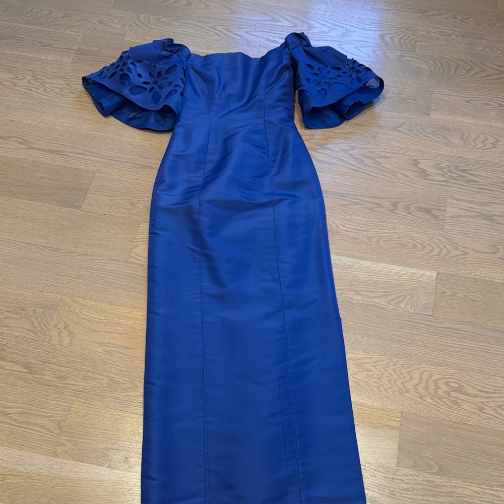 Oscar de la Renta Elegant Blue Dress with Lace Sleeves